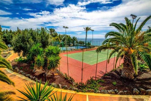 Tennisplatz im Freien im SBH Club Paraiso Playa mit Blick auf das Meer.