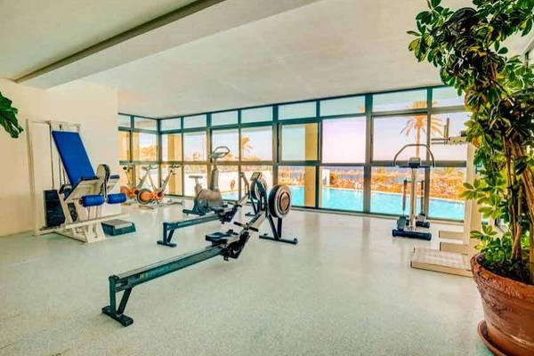 Fitnessstudio im SBH Club Paraiso Playa mit Blick auf den Pool.