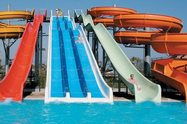 Wasserrutschen im Crystal Centro Resort mit bunten Rutschbahnen.