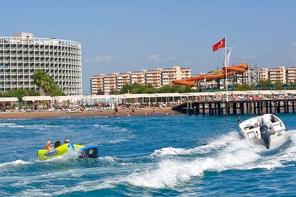 Strand vor dem Crystal Centro Resort Hotel mit Wasserrutsche und Jetski