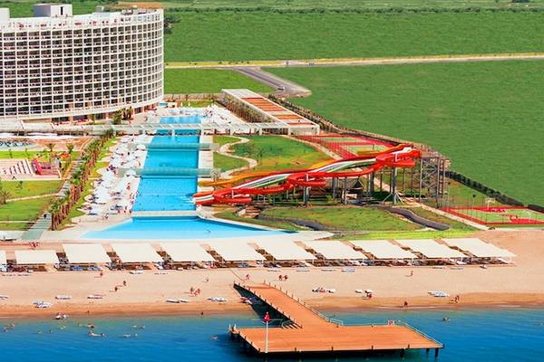 Luftaufnahme des Crystal Centro Resorts mit Wasserrutschen, Swimmingpool und Strand