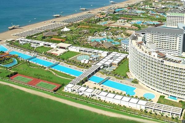 Luftaufnahme des Crystal Centro Resorts mit mehreren Swimmingpools, Tennisplätzen und Wasserrutschen.