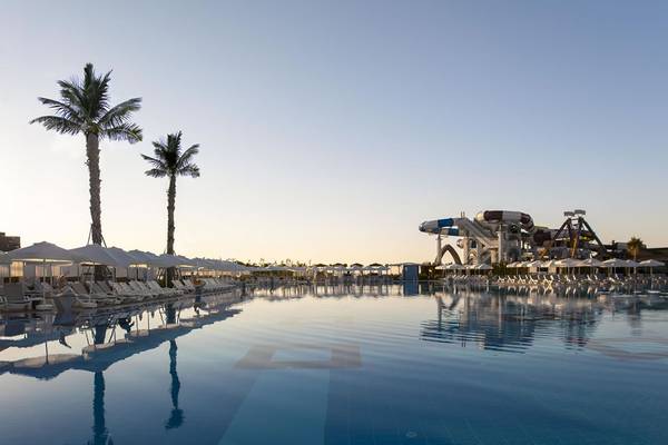 Außenpoolbereich des Delphin Imperial Hotels mit Wasserrutschen und Palmen