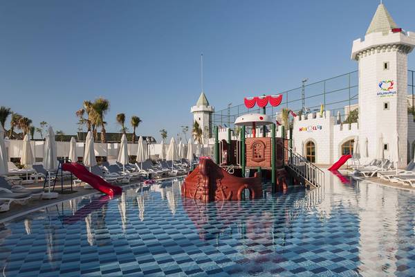 Kinderpool im Delphin Imperial Hotel mit Burg und Rutschen