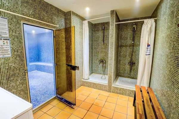 Saunabereich im SBH Club Paraiso Playa Hotel mit offener Saunatür und Duschen