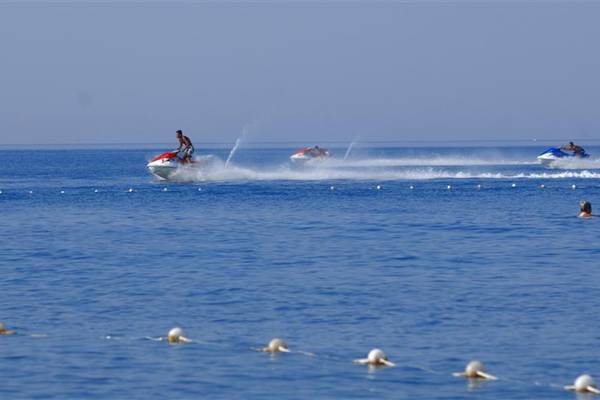 Jet-Ski-Aktivität im Meer vor dem Limak Lara De Luxe Hotel & Resort