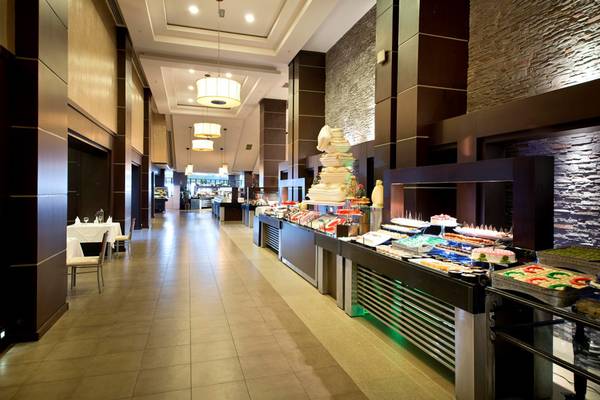 Buffetbereich im Limak Lara De Luxe Hotel & Resort mit vielen Desserts und Kuchen.