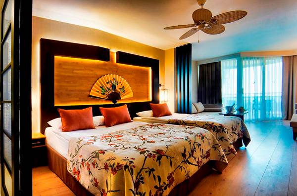 Zimmer im Limak Lara De Luxe Hotel & Resort mit zwei Betten, Dekor und Badezimmer