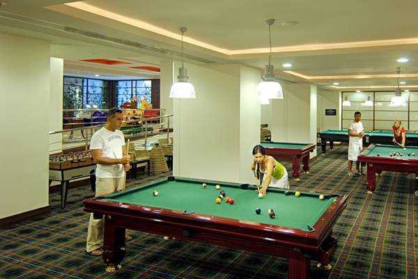 Billardbereich im Limak Lara De Luxe Hotel & Resort mit mehreren Spielern