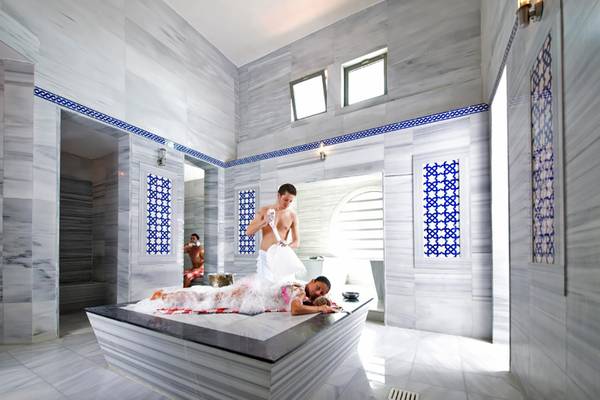 Hammam-Raum im Hotel Limak Lara De Luxe Hotel & Resort mit weißem Marmor und blauen Akzenten.