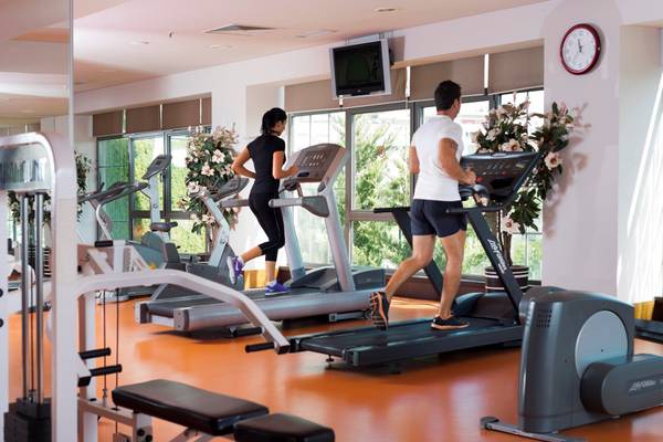 Fitnessraum im Limak Lara De Luxe Hotel mit zwei Personen auf Laufbändern