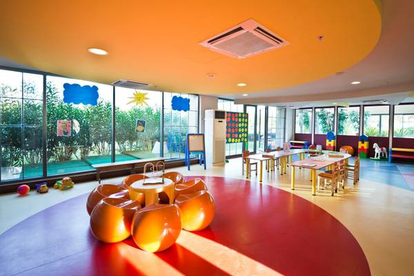 Kinderzimmer im Limak Lara De Luxe Hotel mit bunten Möbeln und Spielzeug.