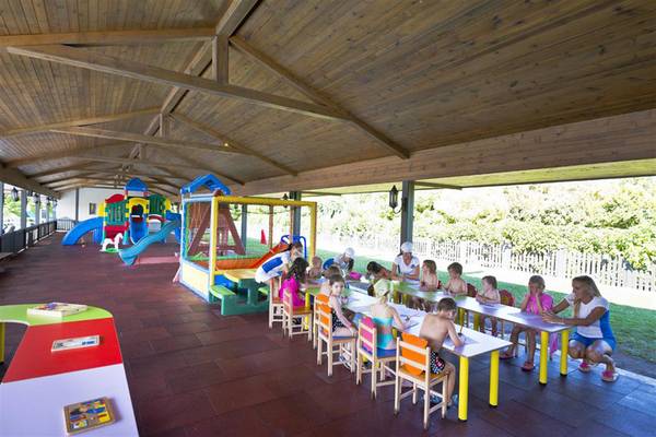 Kinder spielen auf einem Spielplatz unter einem Dach im Limak Lara De Luxe Hotel & Resort