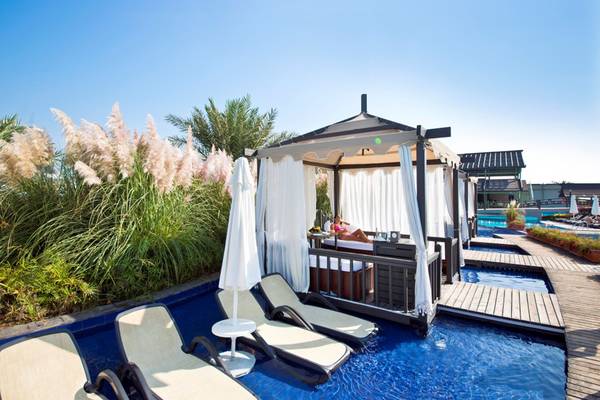 Loungebereich mit Pool und Sonnenbetten im Limak Lara De Luxe Hotel & Resort.
