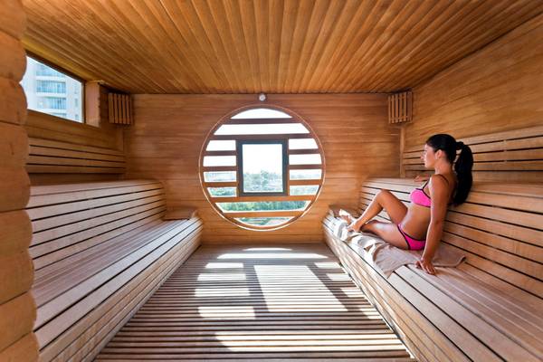 Frau in einem Holzsaunaraum im Limak Lara De Luxe Hotel & Resort