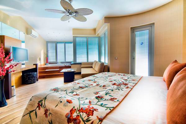 Hotelzimmer im Limak Lara De Luxe Hotel mit Bett, Sofa, Badewanne und Fernseher