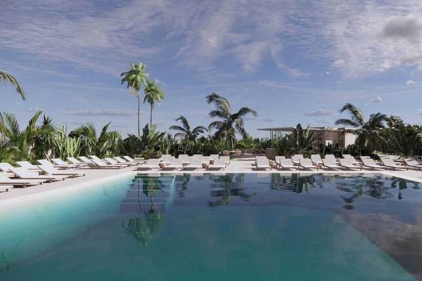 Außenpool im Liu Resorts mit vielen Liegen und tropischen Pflanzen im Hintergrund