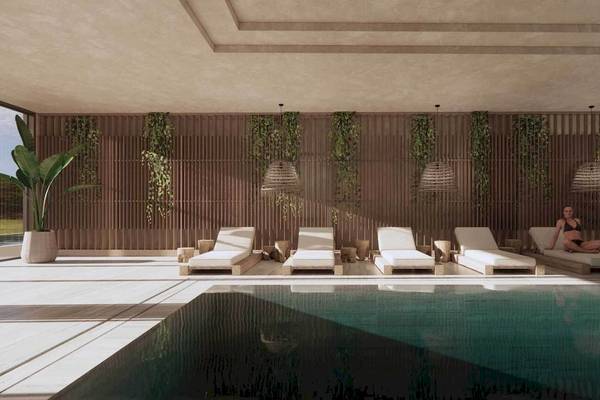 Lounge-Bereich im Liu Resorts mit weißen Liegen und grünen Pflanzen.