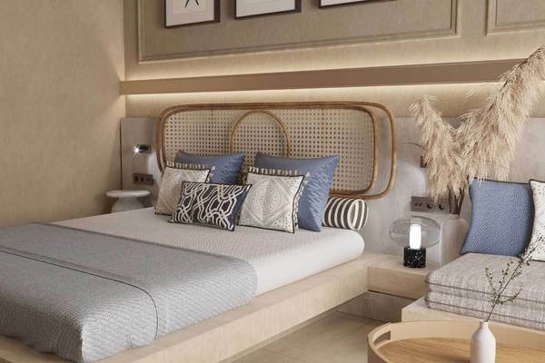 Schlafzimmer mit Doppelbett und verschiedenen Kissen im Liu Resorts.