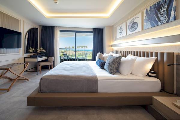 Schlafzimmer mit Meerblick im Liu Resorts, mit einem großen Bett und einer Aussicht auf den Garten.
