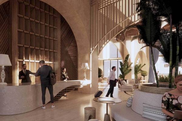 Liu Resorts Empfangshalle mit Rezeption, Gästen und tropischen Pflanzen.