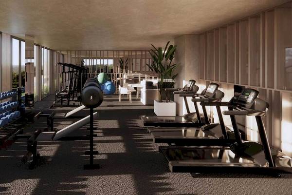 Fitness-Center im Liu Resorts mit Laufbändern, Hanteln und anderen Trainingsgeräten.