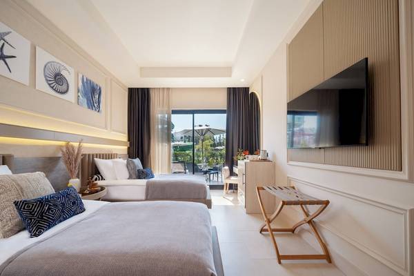 Doppelzimmer im Liu Resorts mit zwei Betten, Fernseher und Balkon.