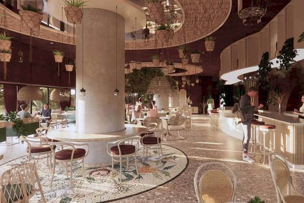 Inneneinrichtung des Liu Resorts mit Loungebereich, Bar und runden Tischen.