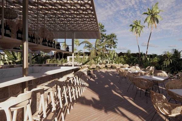 Terrasse des Liu Resorts mit Palmen und Tischen