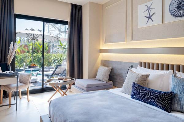 Schlafzimmer mit Bett und Ausblick auf den Pool im Liu Resorts