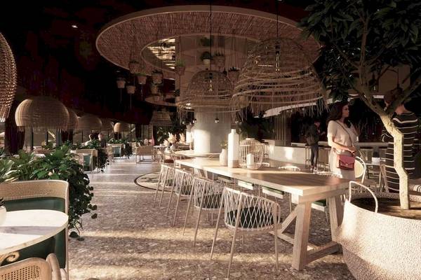 Innenbereich des Liu Resorts Restaurants mit Holztischen, Stühlen und Pflanzen.