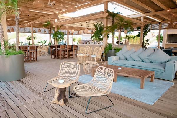 Außenbereich von Liu Resorts mit einer Sitzecke und Sofas.