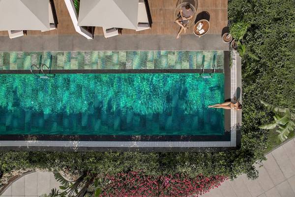 Luftaufnahme des Pools im Liu Resorts mit Lounge-Bereich und Pflanzen