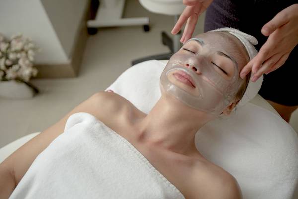 Frau im Fame Residence Kemer & Spa wird mit Gesichtsmaske behandelt