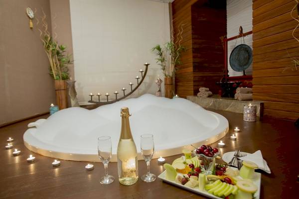 Jacuzzi mit Champagner und Obstplatte in einem Spa-Bereich des Fame Residence Kemer & Spa Hotels.