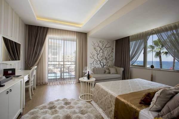 Fame Residence Suite Zimmer mit Meerblick und Balkon.