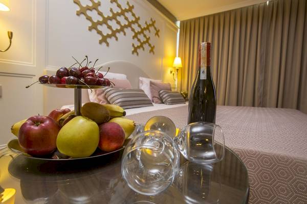 Fame Residence Zimmer mit Obst und Flasche auf dem Tisch