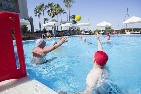 Wasserballspieler im Fame Residence Kemer & Spa Hotelpool