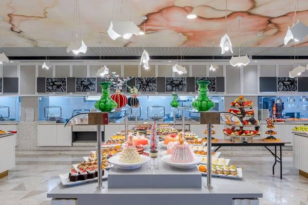 Buffettisch im Fame Residence Kemer mit einer Vielzahl von Desserts und Kuchen.