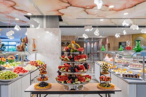 Buffettisch im Fame Residence Resort mit verschiedenen Früchten und Desserts.