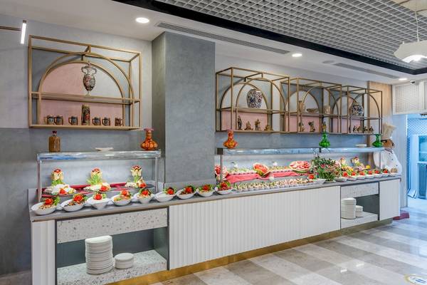 Buffetbereich im Fame Residence Kemer & Spa Hotel mit verschiedenen Speisen.