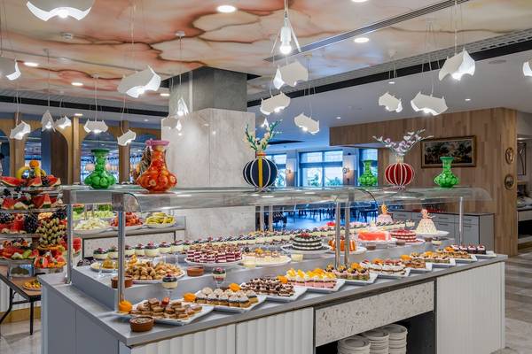 Buffet-Tisch im Fame Residence Kemer & Spa mit verschiedenen Desserts und Früchten.