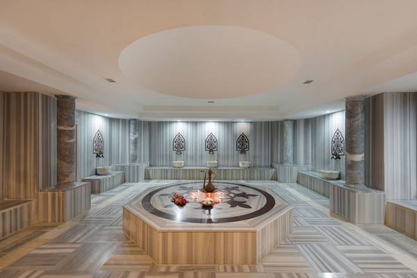Sauna Bereich im Siam Elegance Hotels & Spa mit acht Liegeplätzen und einer zentralen Wasserstelle.