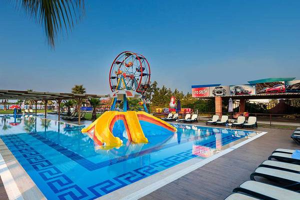 Schwimmbad des Siam Elegance Hotels mit einem bunten Karussell im Wasser