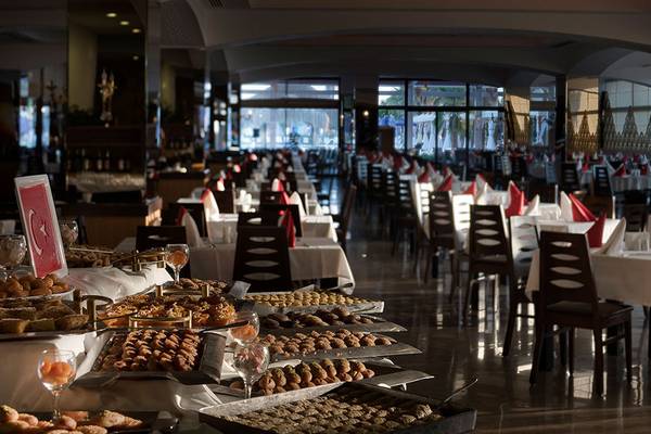 Innenansicht des Restaurants im Siam Elegance Hotels & Spa mit gedeckten Tischen und verschiedenen Speisen.