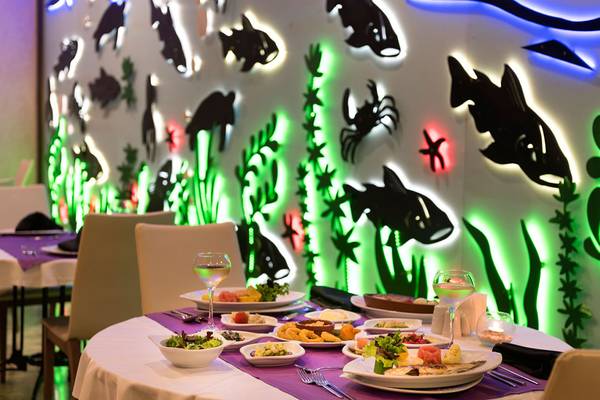 Tisch im Siam Elegance Hotels & Spa mit Meeresdekor und Gerichten