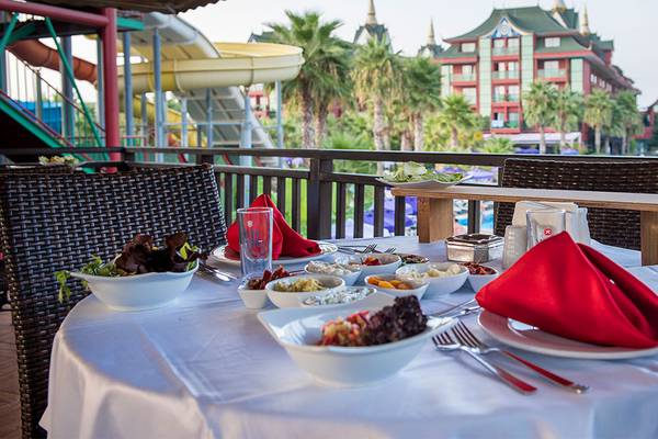Buffettisch im Siam Elegance Hotels & Spa mit Blick auf den Pool und Wasserrutsche.
