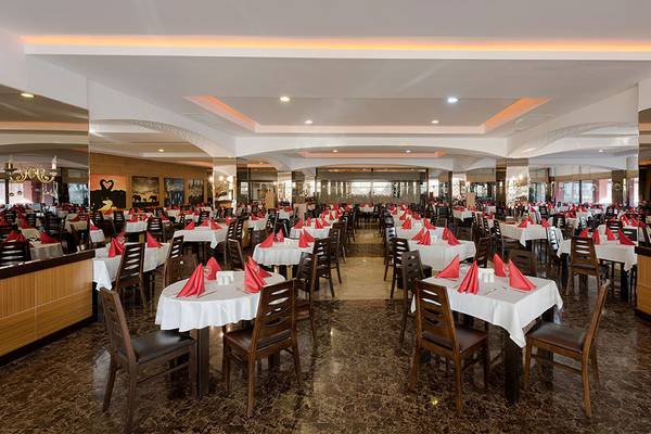 Innenansicht des Restaurants im Siam Elegance Hotels & Spa mit gedeckten Tischen und Stühlen.