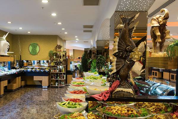 Buffetbereich im Siam Elegance Hotels & Spa mit verschiedenen Speisen in Schalen und Tellern.