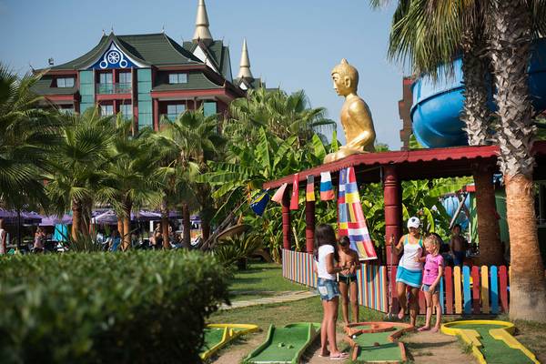 Minigolf-Anlage vor dem Siam Elegance Hotels & Spa mit goldener Buddha-Statue